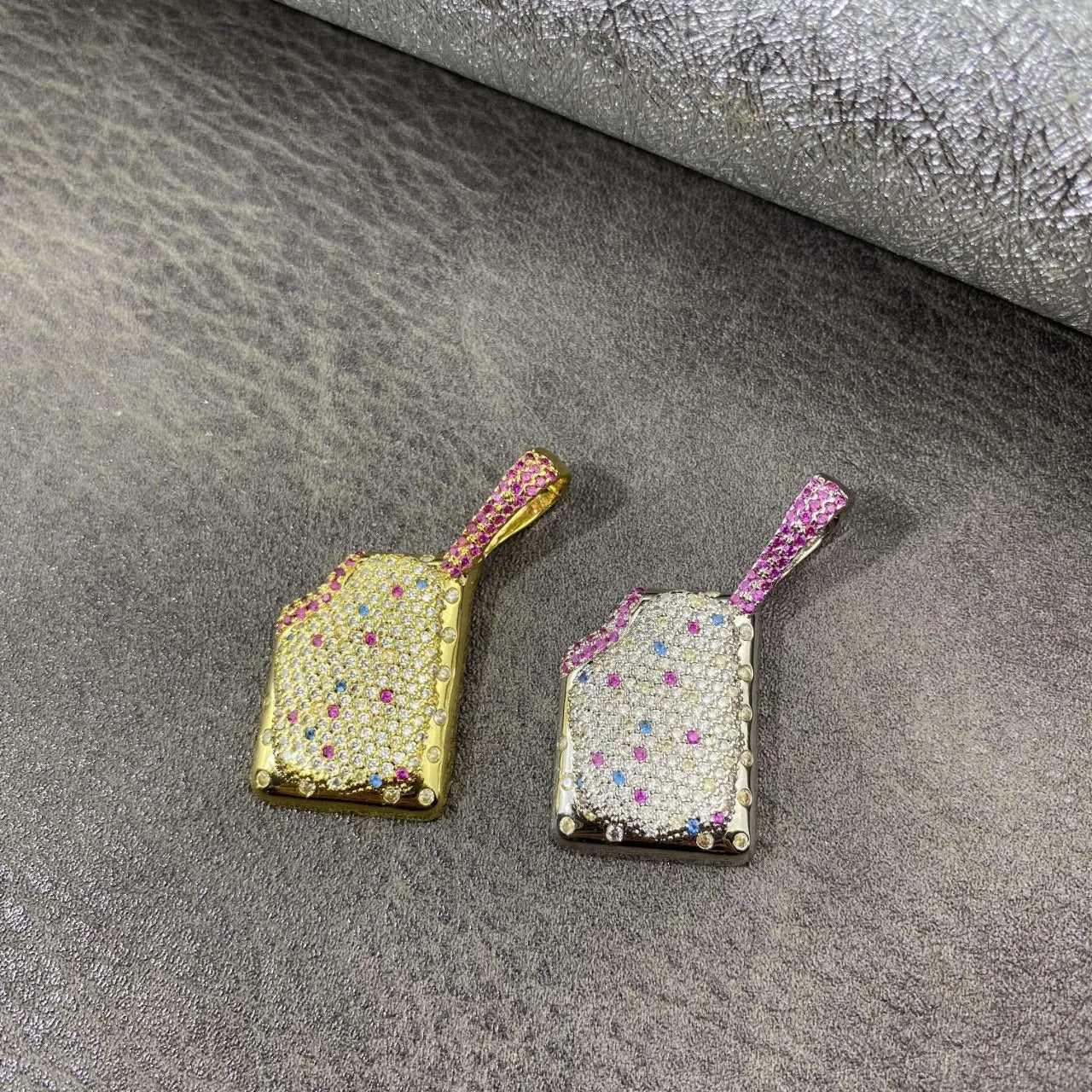 Luxury Hip Hop Iced Out Cricket Bat Pendant Necklace Gold Plated Micro Pave Diamond Bling Rapper Style Jewelry for Men